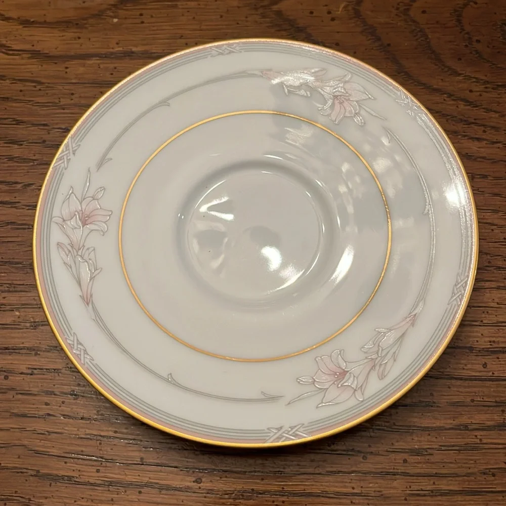 Noritake Jenna 12 five piece settings and oval vegetable‎ bowl